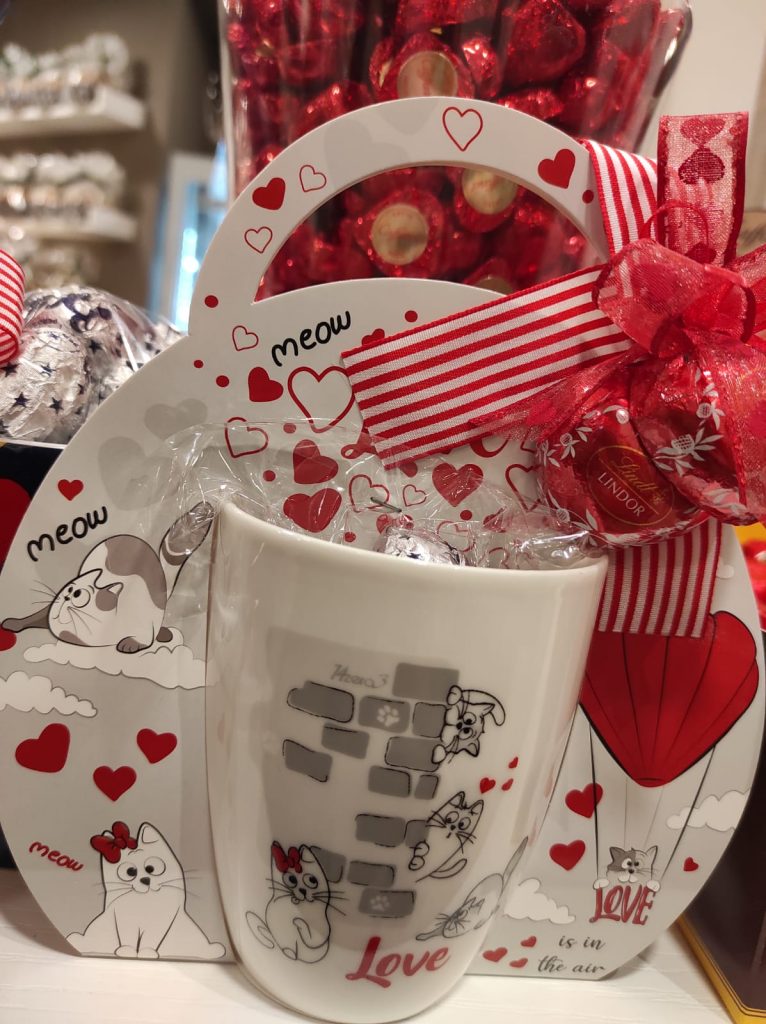 Tazza con cuori di cioccolato - Idee regalo San Valentino