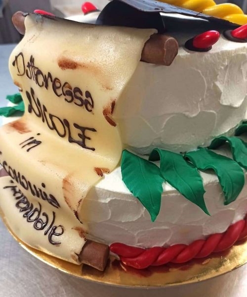 Bar Mimmo - Torta di laurea 👩‍🎓 📜 Torta classica gianduia con panna  montata e decorazioni in pasta di zucchero #barmimmo #torta #laurea  #gianduia #panna #cake #sweet #chocolate #whippedcream #love #foodporn  #food #