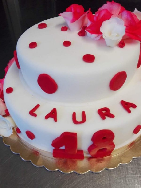 Torta di compleanno Pez monumentale con rose rosse