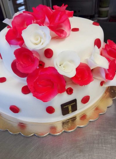 Torta di compleanno Pez rose rosse