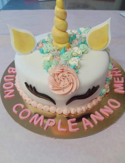 Torta di compleanno Pez unicorno con pasta di zucchero