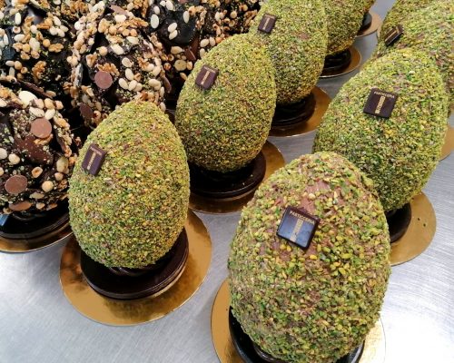 Uova di Pasqua base al latte granella Pistacchio(Pez Panificio Pasticceria)